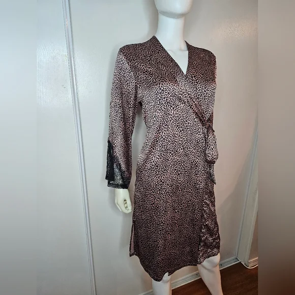 Victoria's Secret Wrap Peekaboo Leopard Print Satin Robe With Lace Size XS - Picture 8 of 14